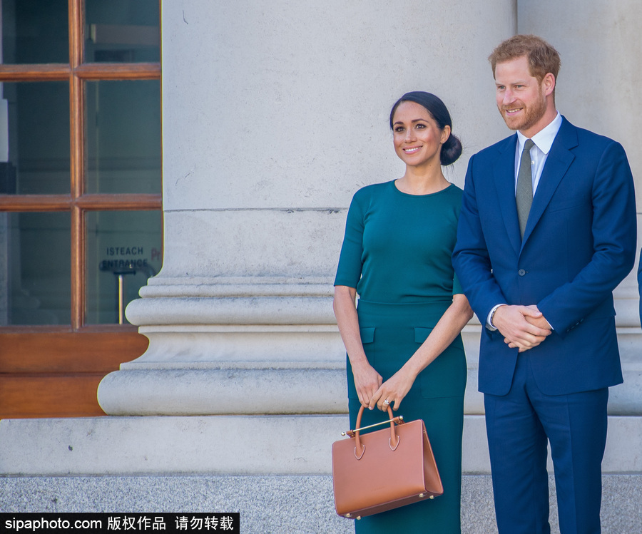 英國哈里王子夫婦到訪都柏林 梅根王妃亮相簡約大方