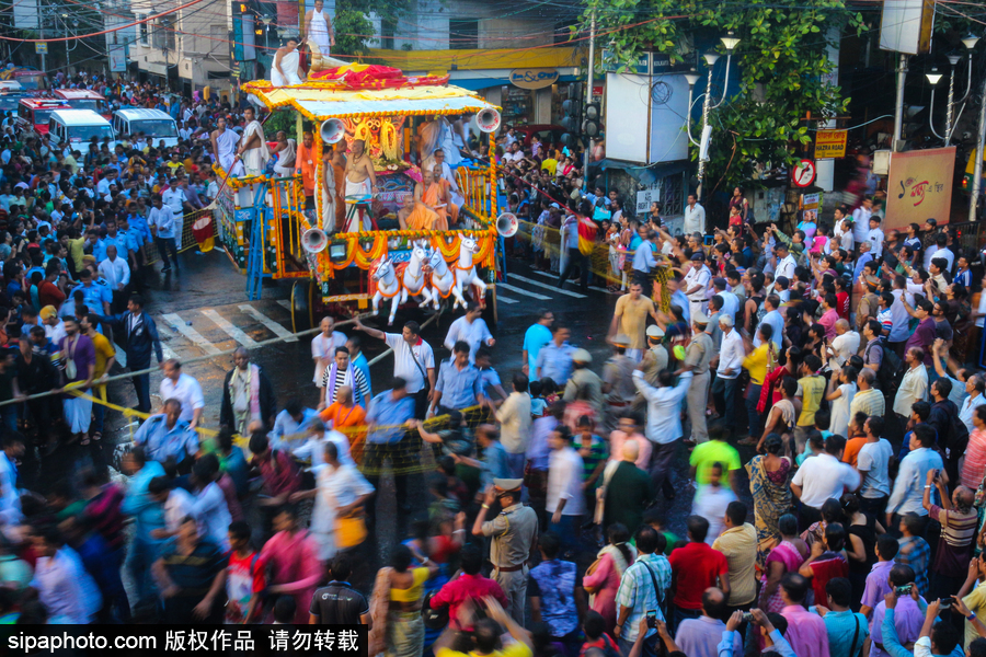 造型夸張形態各異！印度人民走上街頭慶祝扎格納特乘車節