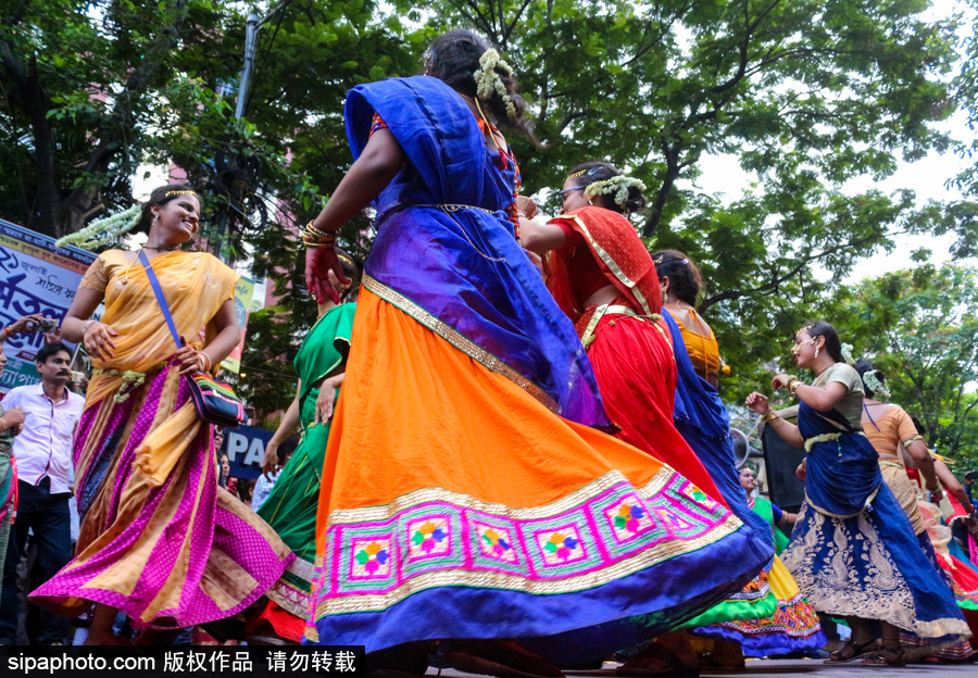 造型夸張形態(tài)各異！印度人民走上街頭慶祝扎格納特乘車節(jié)