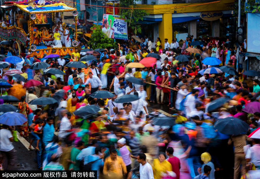 造型夸張形態各異！印度人民走上街頭慶祝扎格納特乘車節