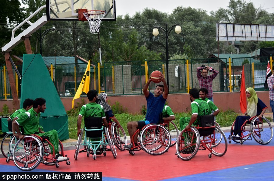 輪椅上的籃球夢 印度斯利那加殘疾人籃球夏令營