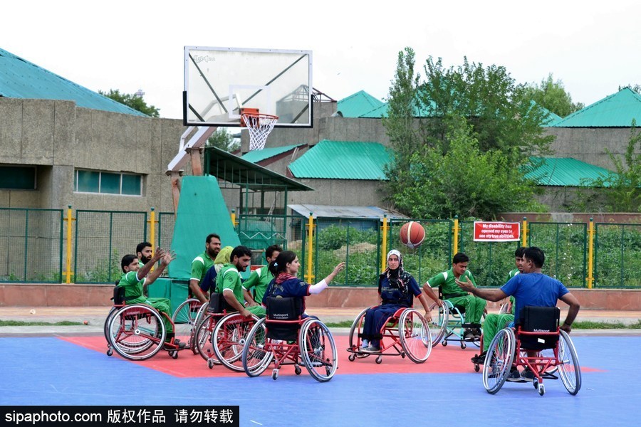 輪椅上的籃球夢(mèng) 印度斯利那加殘疾人籃球夏令營