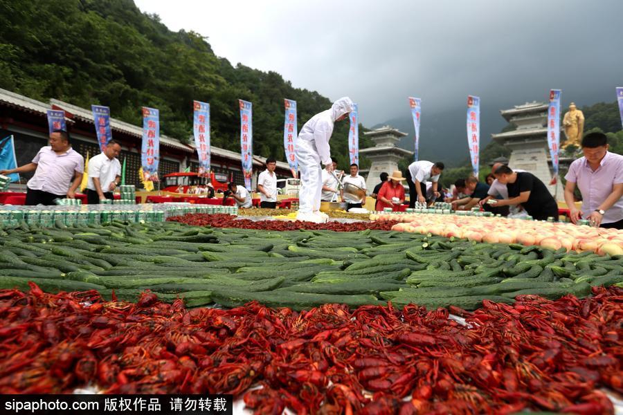 2噸重巨無(wú)霸“龍蝦啤酒拼盤(pán)”亮相 數(shù)千人分食