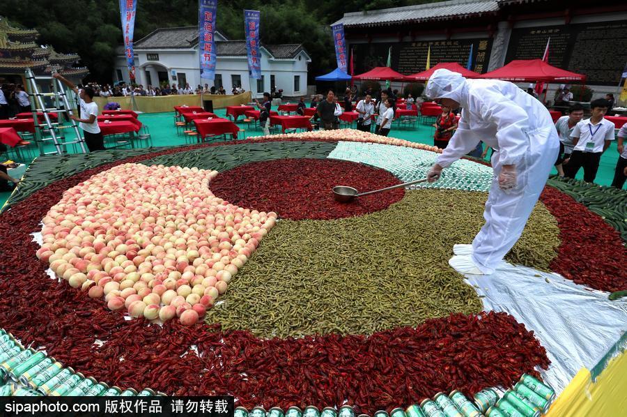 2噸重巨無霸“龍蝦啤酒拼盤”亮相 數(shù)千人分食