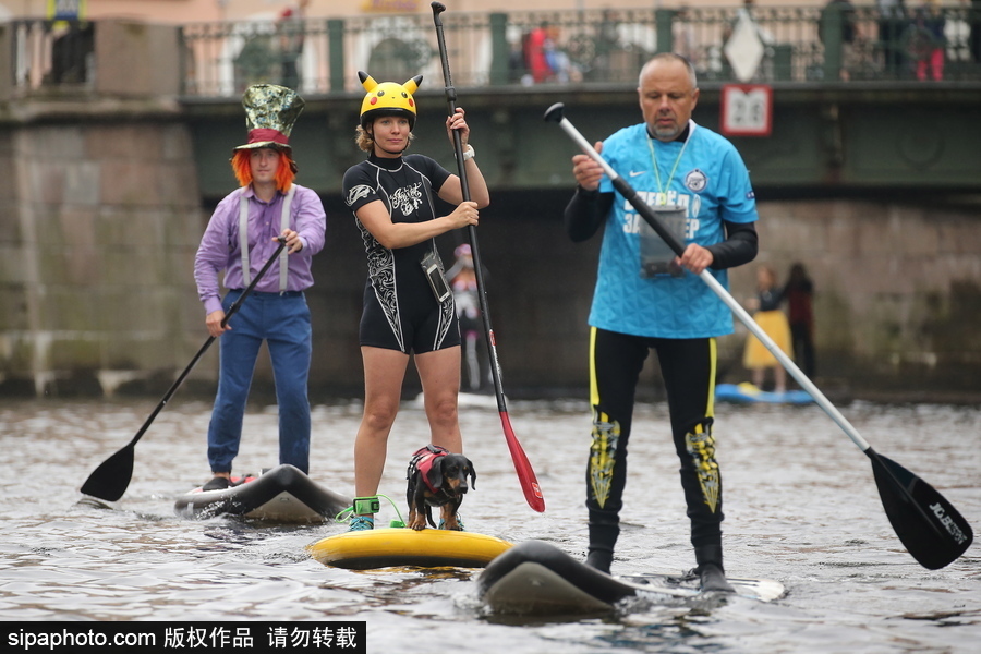 圣彼得堡上演槳板沖浪節 選手奇裝異服亮相歡樂搞笑