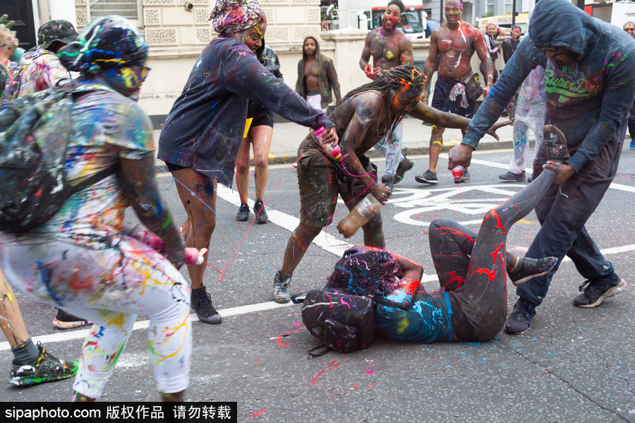 英國倫敦諾丁山狂歡節首日：肆意潑墨享受涂鴉樂趣 超100萬人參與狂歡活動