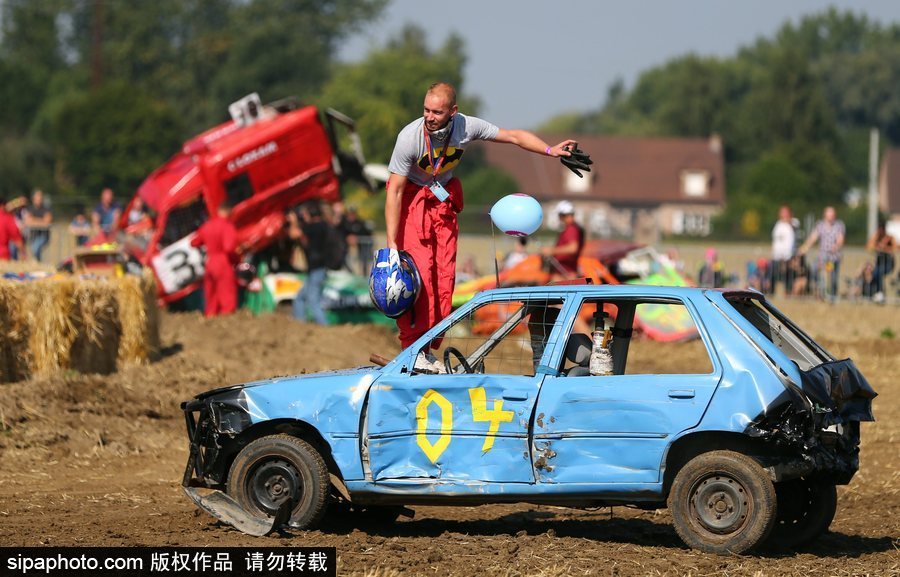 開著“破”車去比賽！法國另類汽車競技賽讓人大開眼界