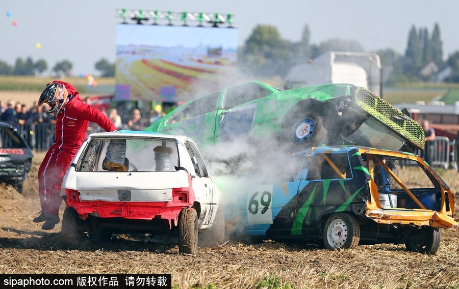 開著“破”車去比賽！法國另類汽車競技賽讓人大開眼界