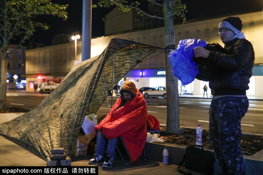 “蘋果”的誘惑！莫斯科街頭上演“扎營露宿”只為購買iPhone X系列新品