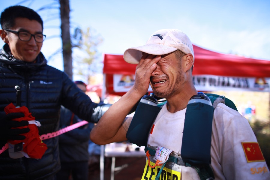中國“跑神”再創歷史！陳盆濱33小時穿越273公里沙漠奪美國頭牌極限越野賽冠軍