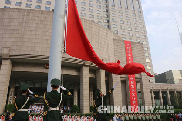 上海中學(xué)生用相機(jī)記錄國(guó)慶<BR>