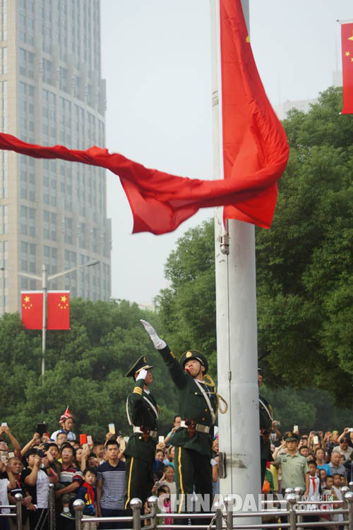 上海中學(xué)生用相機(jī)記錄國(guó)慶<BR>