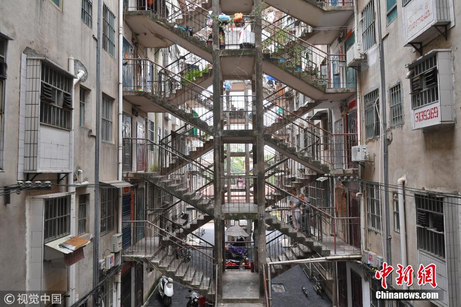 南寧現鴛鴦樓建筑 兩棟樓共用一個樓梯通行
