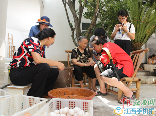 【網(wǎng)絡(luò)媒體走轉(zhuǎn)改】瑞金點(diǎn)燃農(nóng)村扶貧火把 農(nóng)民增收駛?cè)肟燔嚨?/></p>

<p align=